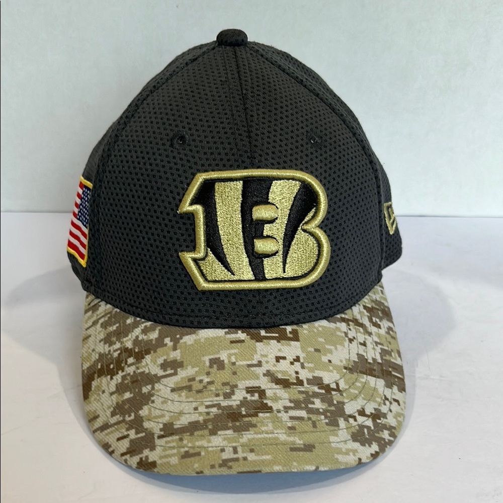 New Era NFL dark gray Mesh Cap with Gold Emblem Camo Brim USED Child-youth size